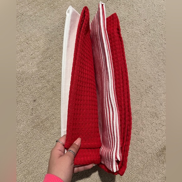 Cupcakes and Cashmere Valentines Towels NWT - Picture 3 of 4